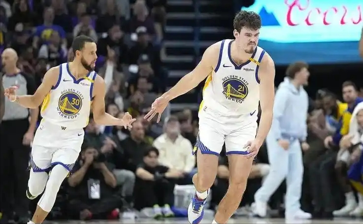 196万年薪却将鲁尼挤下首发！为库里去打群架，他是勇士的神射手