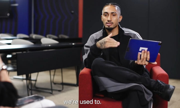 拉菲尼亚：刚开始相处可能觉得莱万有点怪，但后来你就习惯了