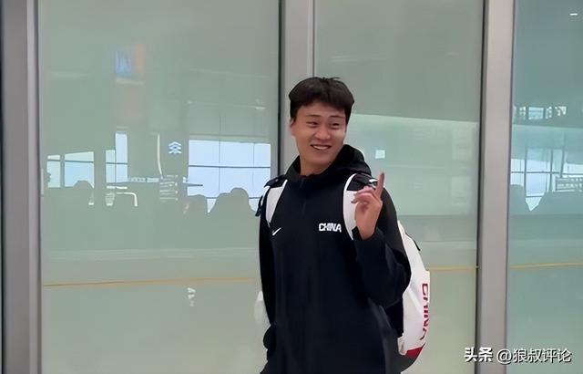 云开体育app下载安装-中国男篮凯旋而归！赵睿廖三宁脸带笑容与球迷互动引关注