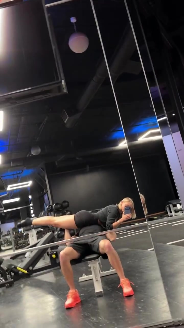 云开体育app下载安装-玩得花！25岁穆德里克举起女友做卧推，8800万引进已被禁赛18个月